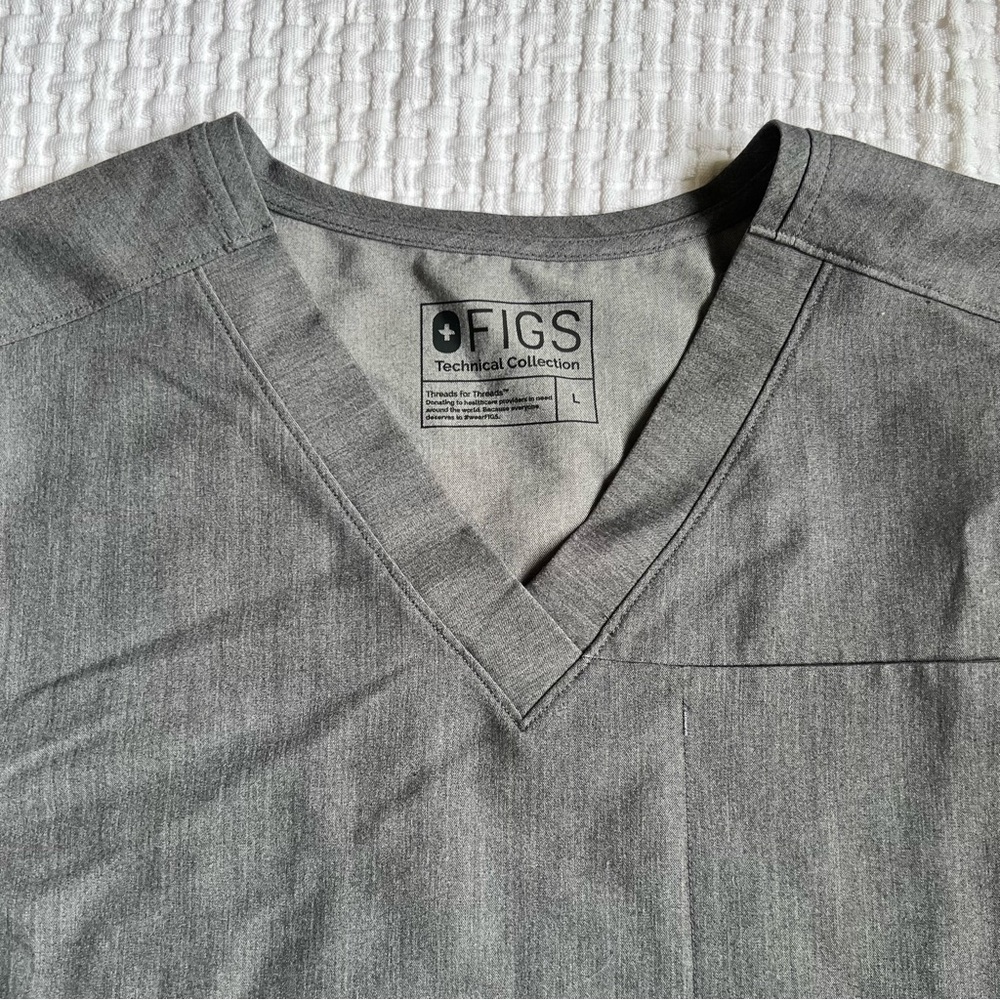 Figs Men Charcoal V-Neck Scrub Top